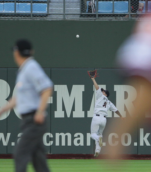 몸을 날려 타구를 잡아내는 전준우선수